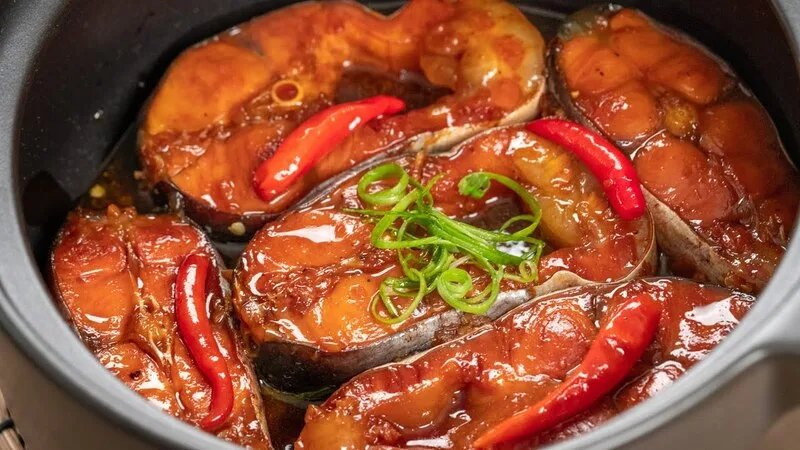 Nêm nước mắm, đường, tiêu và ớt đúng cách giúp nấu món cá quả kho tộ đậm đà mà không bị gắt