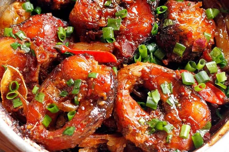 Cá quả kho tộ hấp dẫn bởi thịt cá chắc, nước kho sánh đậm và hương tiêu hành thơm ấm